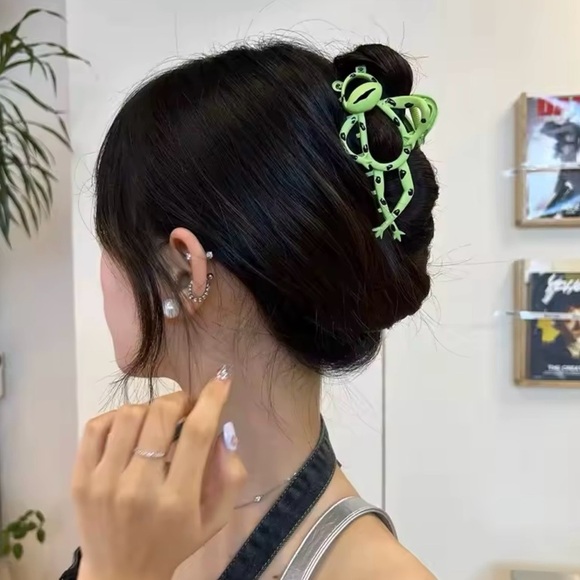 Green Frog Hair Clip - Picture 3 of 3